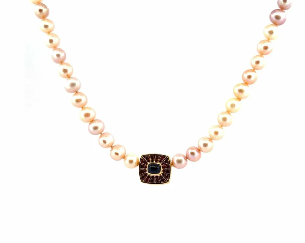 Sautoir en perles motif or, saphir et grenats