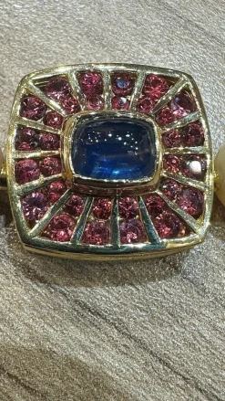 Sautoir en perles motif or, saphir et grenats