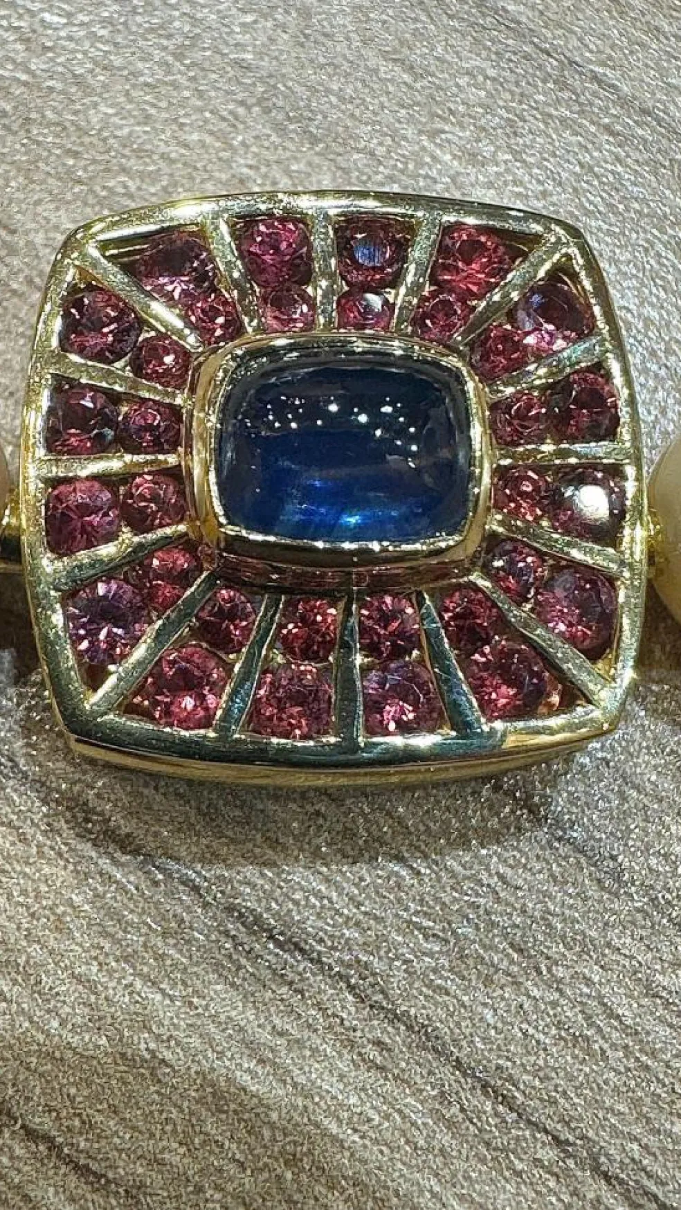 Sautoir en perles motif or, saphir et grenats