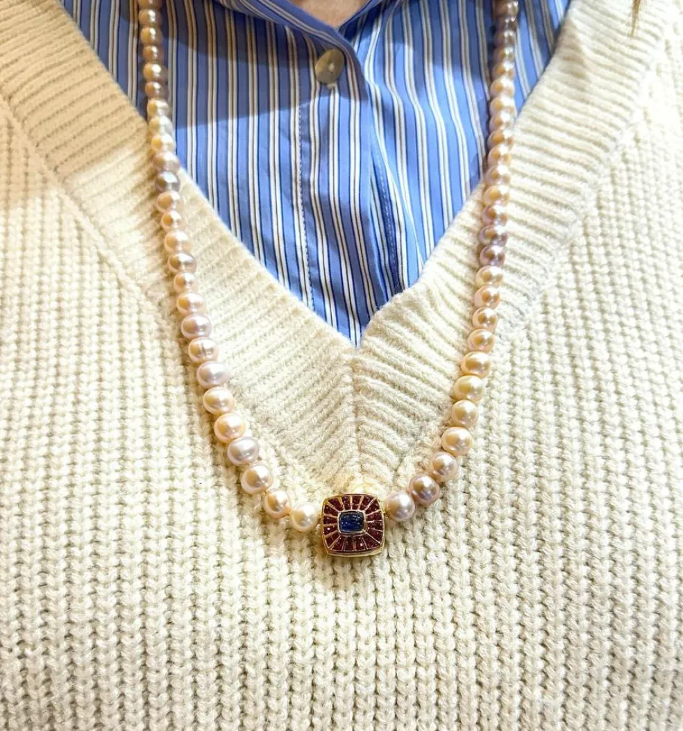 Sautoir en perles motif or, saphir et grenats