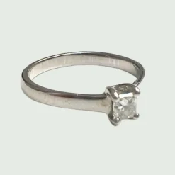 Solitaire - Collier contemporain en or 18 carats du XXe siècle avec diamant