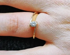 Solitaire design or jaune et diamant