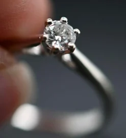 Solitaire en or blanc avec diamant de 0,10 carat