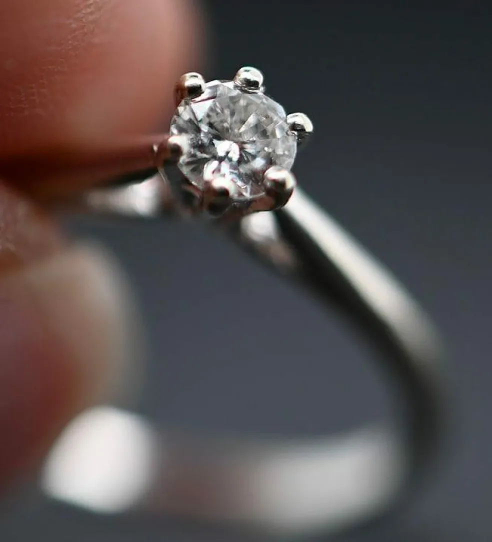 Solitaire en or blanc avec diamant de 0,10 carat