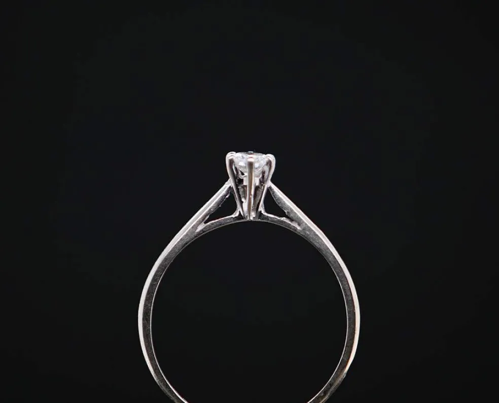 Solitaire en or blanc avec diamant de 0,10 carat