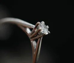 Solitaire en or blanc avec diamant de 0,10 carat