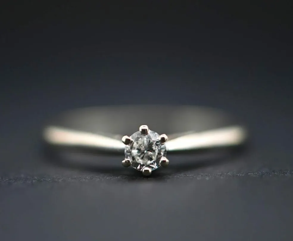 Solitaire en or blanc avec diamant de 0,10 carat
