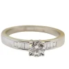 Solitaire en or blanc et diamant rond de 0,52 ct, diamants baguettes
