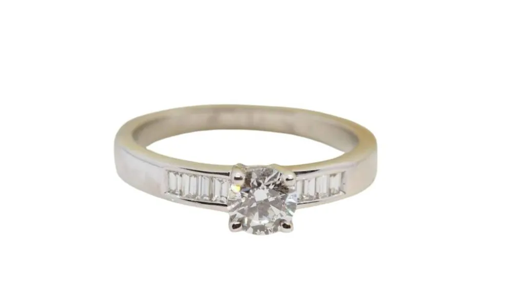 Solitaire en or blanc et diamant rond de 0,52 ct, diamants baguettes