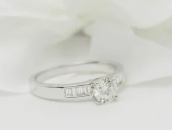 Solitaire en or blanc et diamant rond de 0,52 ct