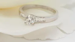 Solitaire en or blanc et diamant rond de 0,52 ct, diamants baguettes