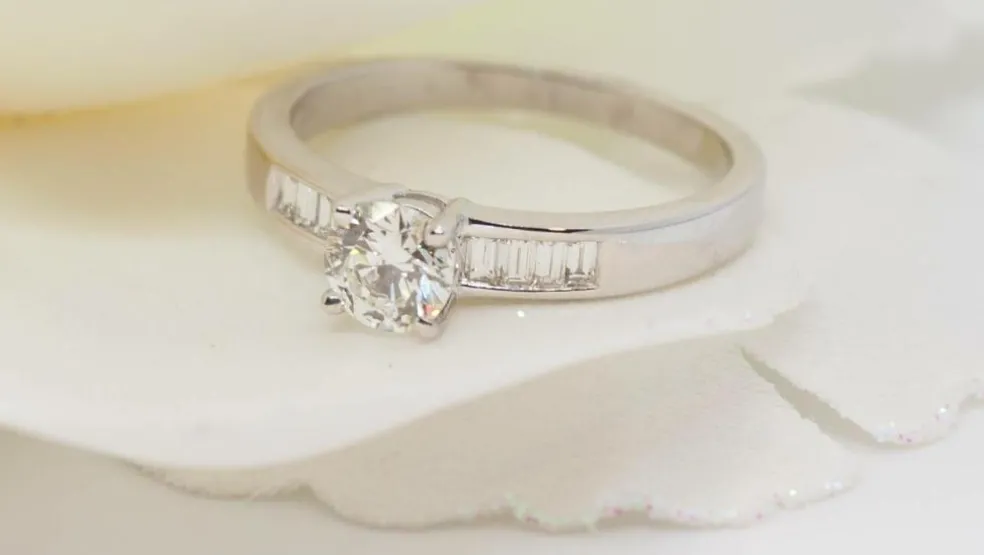 Solitaire en or blanc et diamant rond de 0,52 ct, diamants baguettes