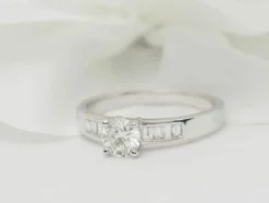 Solitaire en or blanc et diamant rond de 0,52 ct