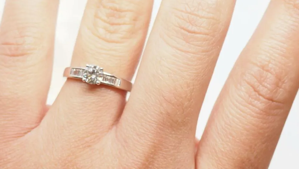 Solitaire en or blanc et diamant rond de 0,52 ct, diamants baguettes