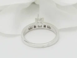 Solitaire en or blanc et diamant rond de 0,52 ct