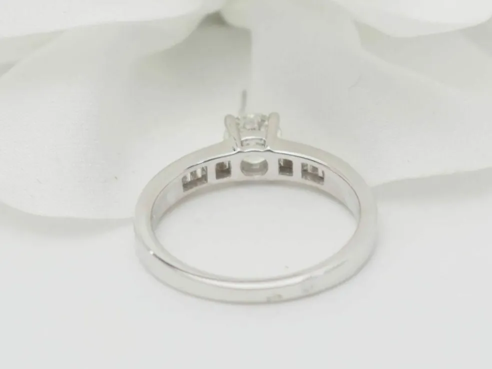 Solitaire en or blanc et diamant rond de 0,52 ct