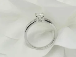 Solitaire en or blanc et diamant rond de 0,52 ct