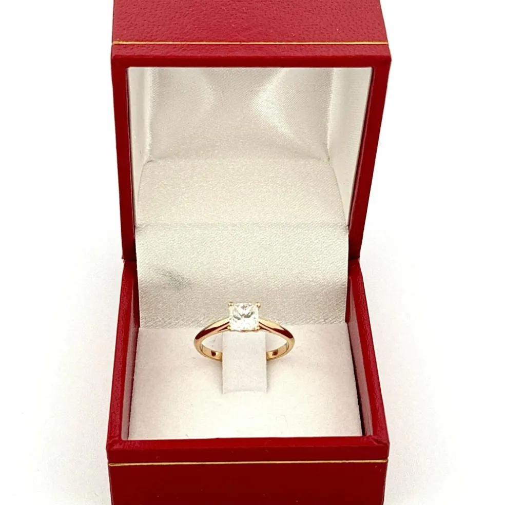 Solitaire en or jaune 18 carats diamants princesse