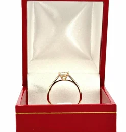 Solitaire en or jaune 18 carats diamants princesse