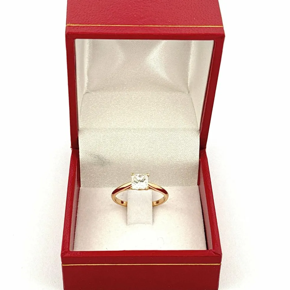 Solitaire en or jaune 18 carats diamants princesse