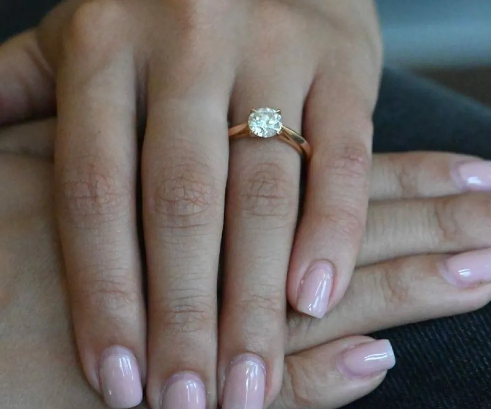Solitaire en or rose serti d'un diamant