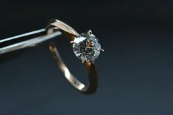 Solitaire en or rose serti d'un diamant