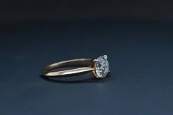 Solitaire en or rose serti d'un diamant