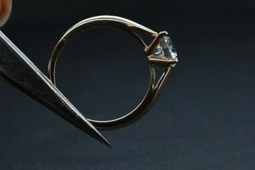 Solitaire en or rose serti d'un diamant