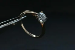 Solitaire en or rose serti d'un diamant