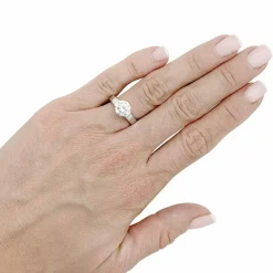 Solitaire en platine, diamant 1,82 carat.