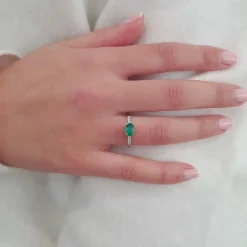 Solitaire émeraude diamants or blanc 18 carats