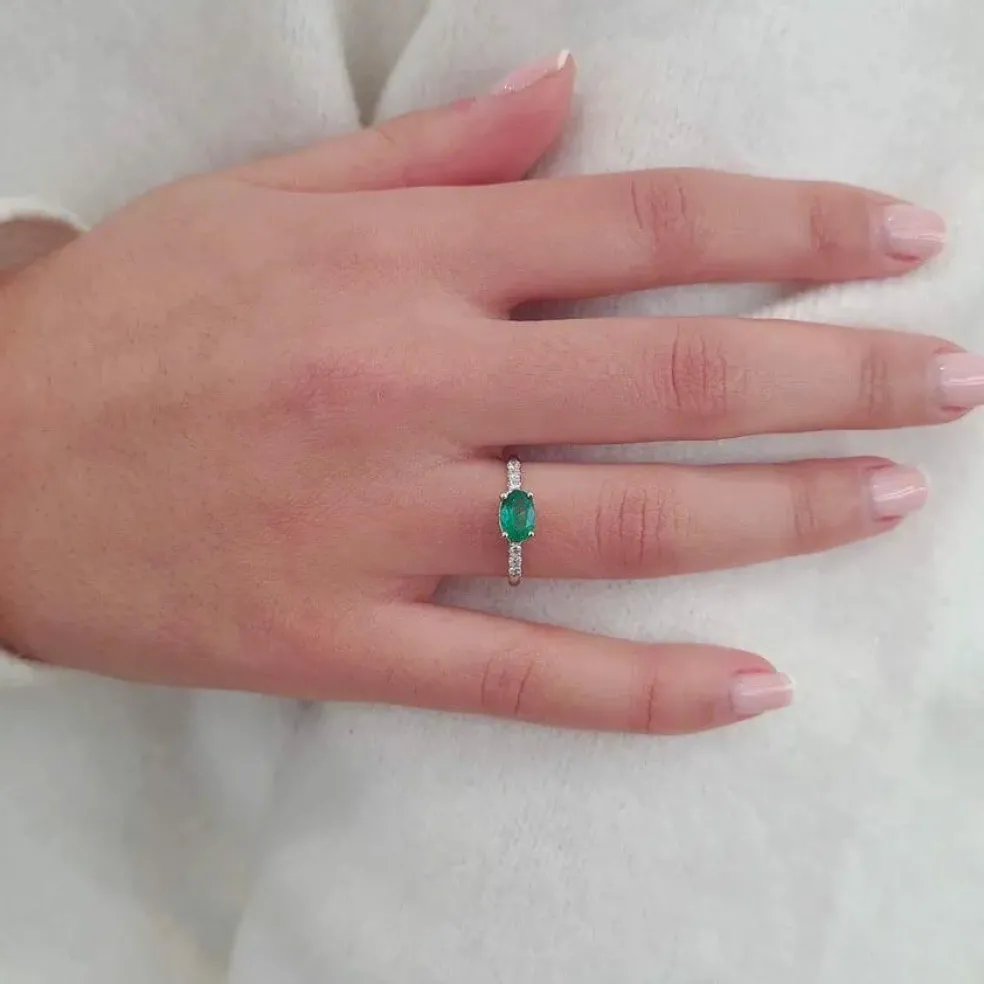 Solitaire émeraude diamants or blanc 18 carats