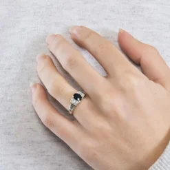Solitaire or blanc, saphir et diamants