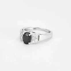 Solitaire or blanc, saphir et diamants