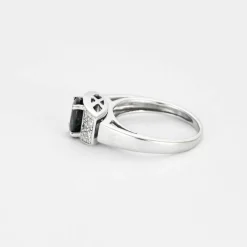Solitaire or blanc, saphir et diamants