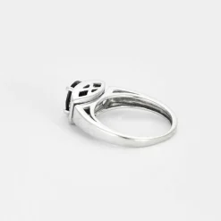 Solitaire or blanc, saphir et diamants