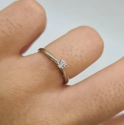 Solitaire or blanc serti d'un diamant