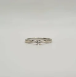 Solitaire or blanc serti d'un diamant