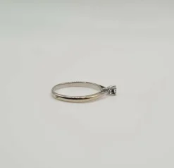 Solitaire or blanc serti d'un diamant