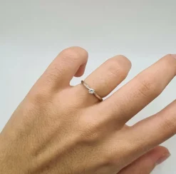 Solitaire or blanc serti d'un diamant
