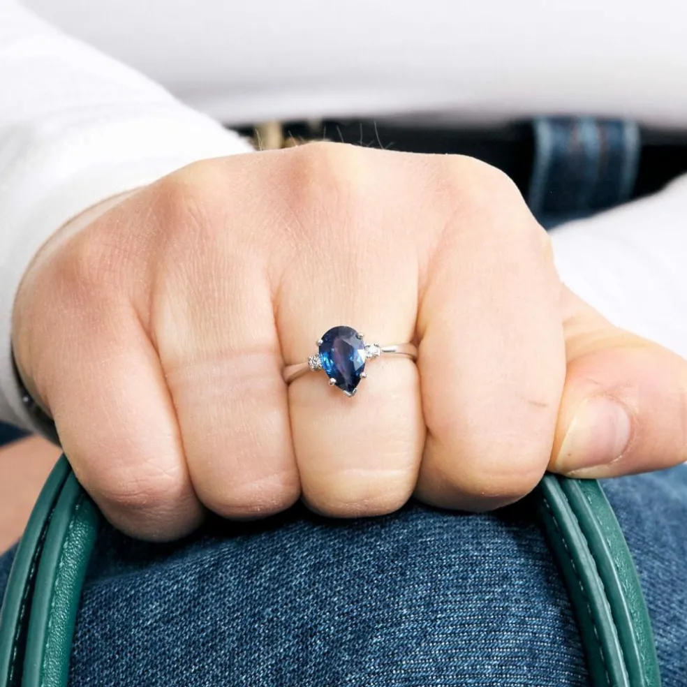 Solitaire or gris, saphir et diamants
