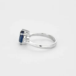 Solitaire or gris, saphir et diamants