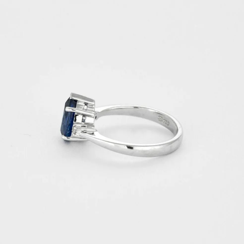 Solitaire or gris, saphir et diamants