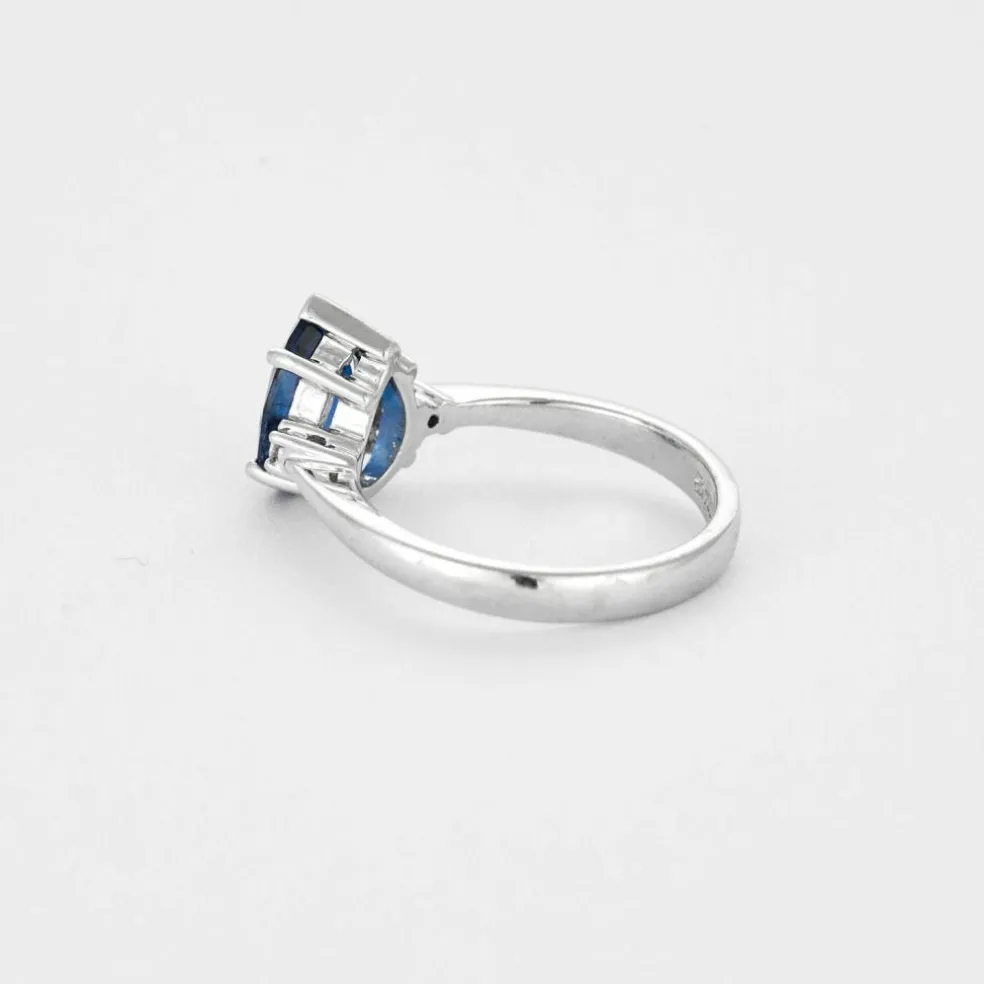 Solitaire or gris, saphir et diamants