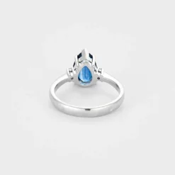 Solitaire or gris, saphir et diamants