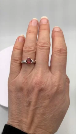 Solitaire or gris spinelle rose