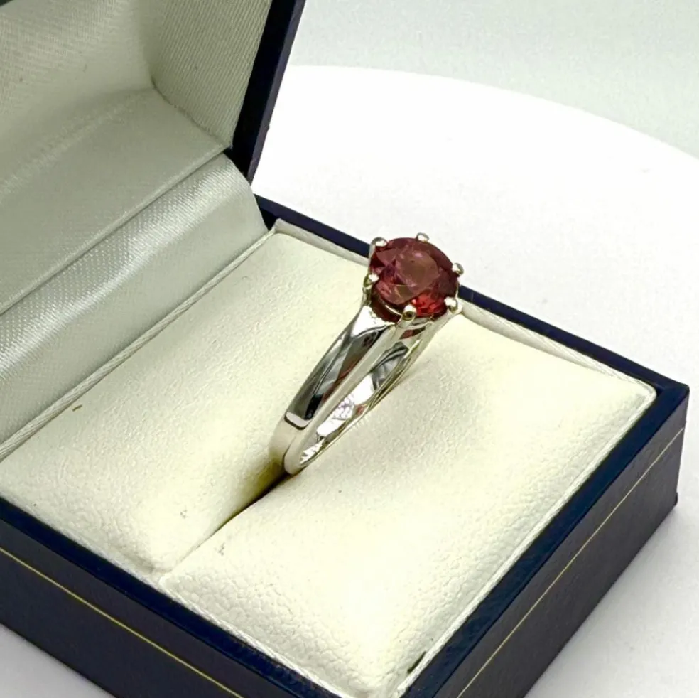 Solitaire or gris spinelle rose