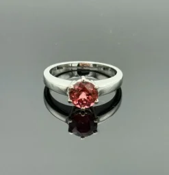 Solitaire or gris spinelle rose