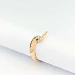 Solitaire or jaune et diamant