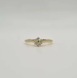 Solitaire or jaune serti d'un diamant taille ancienne